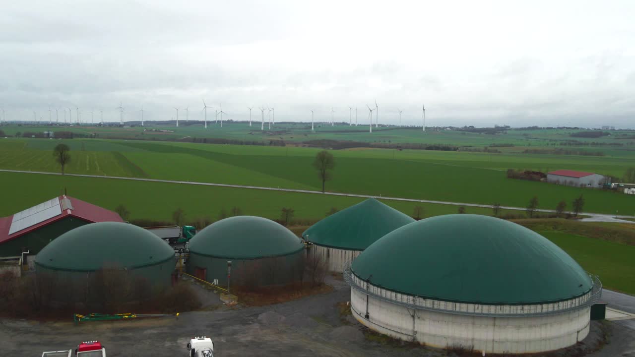 바이오매스에서 재생 가능한 에너지: 바이오가스 플랜트 및 농장의 공중 관점