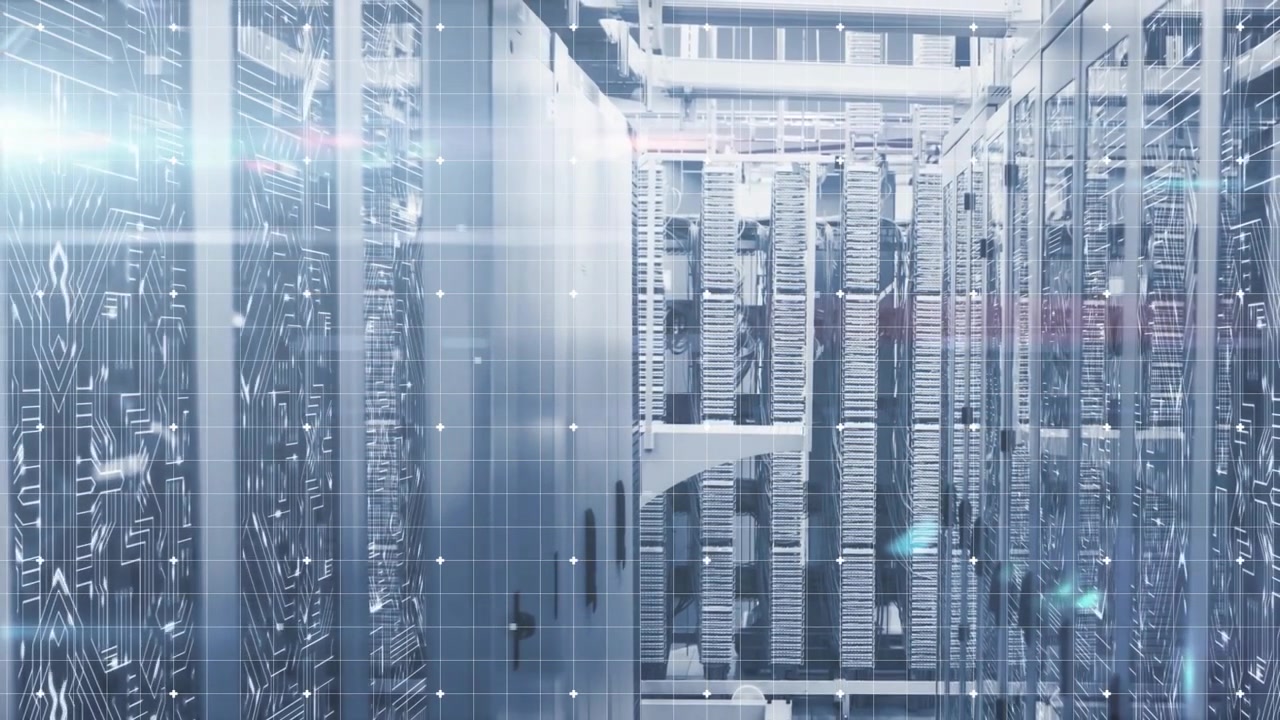 Con la comparsa di una sovrapposizione, rack di server che incorniciano un corridoio pulsano con luci visualizzando la fusione della rete.
