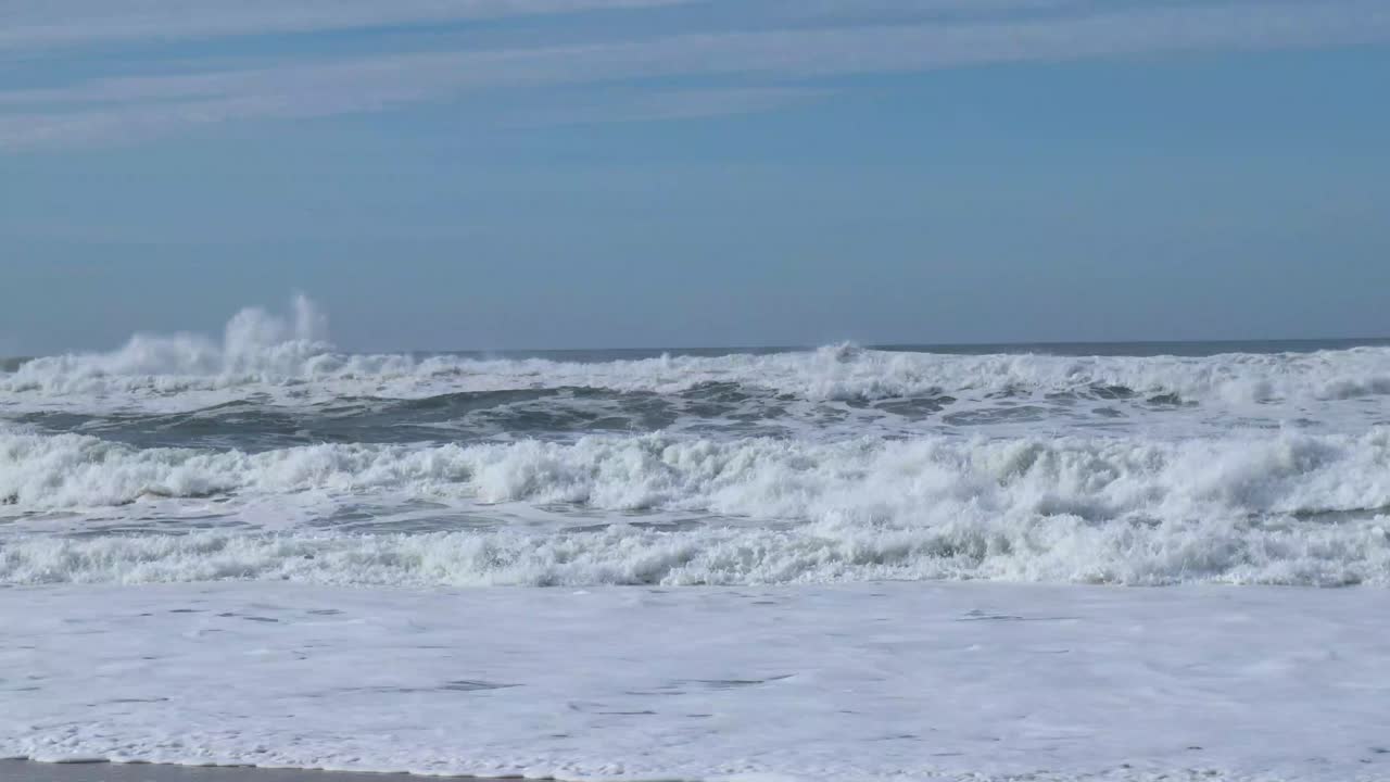 포르투갈 나자레 해변의 해안선에서 부서지는 하얀 파도