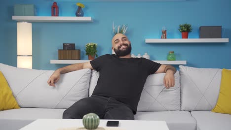 hombre relajado feliz y pacífico.