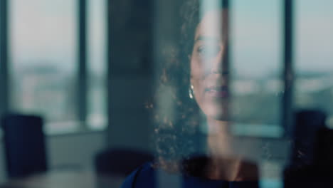 mujer de negocios independiente mirando por la ventana orgullosa directora general planificando con anticipación pensando en ideas para la futura estrategia de inversión gerente corporativo disfrutando de la carrera de liderazgo en la oficina