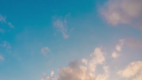 nubes esponjosas que viajan lentamente en un amplio cielo azul claro, la luz del sol brilla en nubes cumulus hinchadas. aire fresco limpio en la temporada de primavera. volar en un alto nivel de ozono. producir oxígeno para los pulmones. vidas saludables