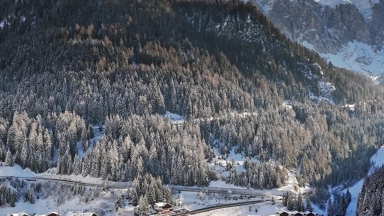 Montagne delle Alpi innevate durante l'inverno in Italia