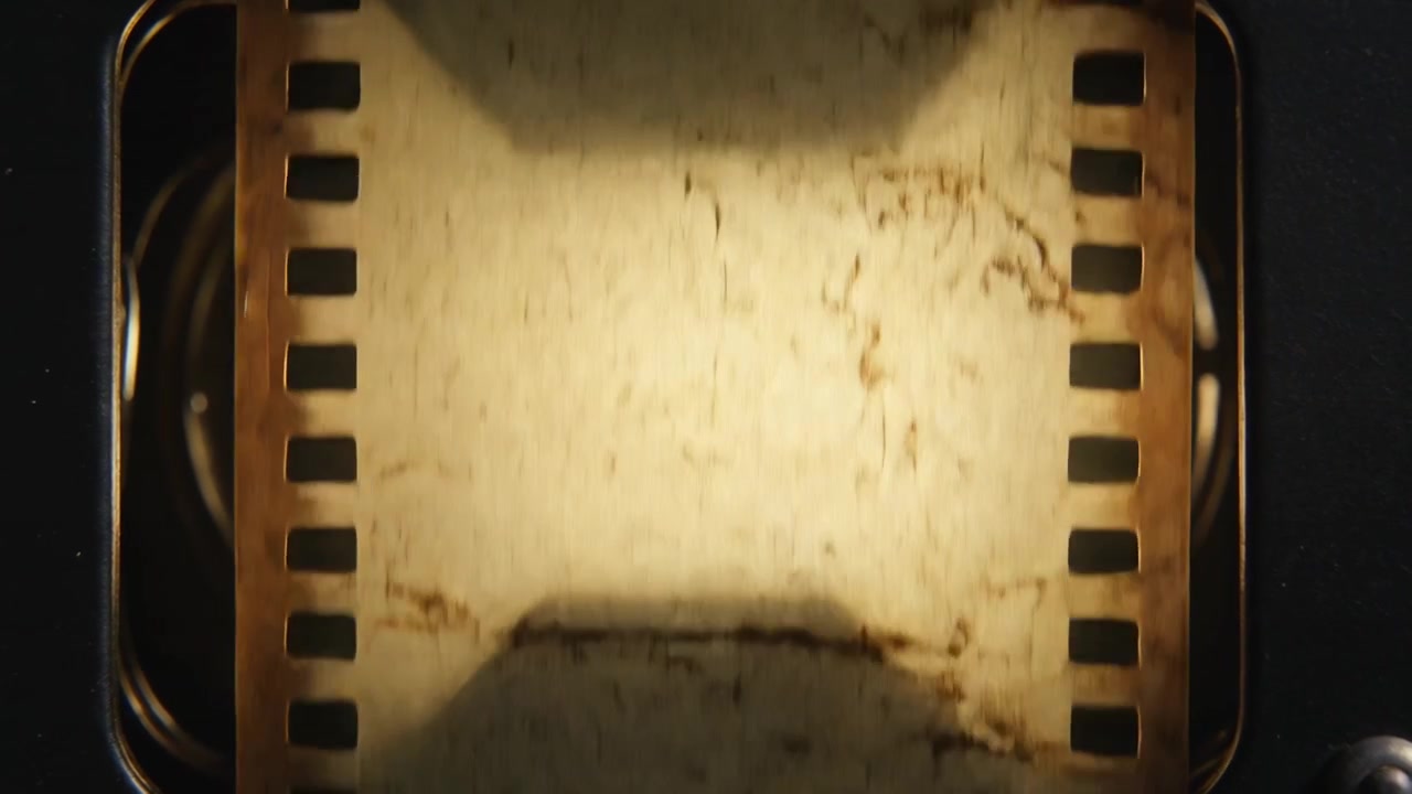 Película perforada avanzando mientras una lámpara pulsa, moviéndose en la compuerta del proyector, revelando arañazos y rayas.