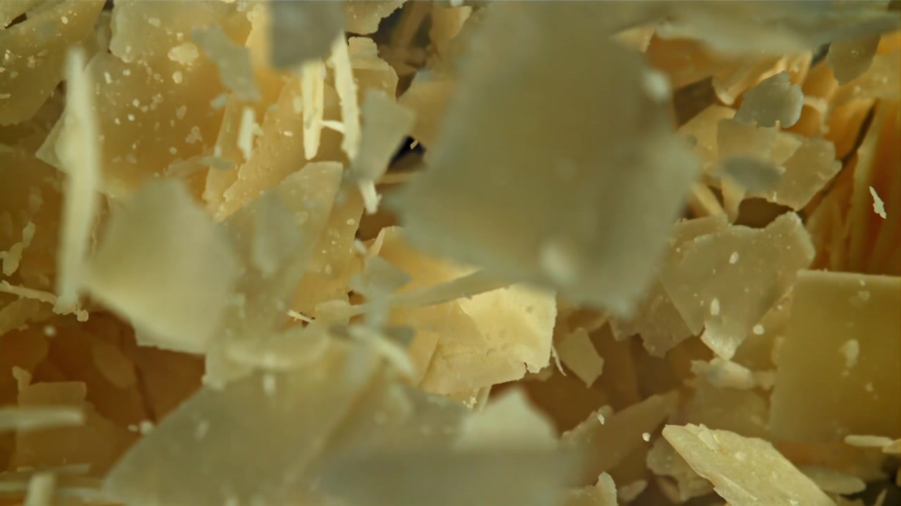 Copeaux de Parmesan tombant au ralenti