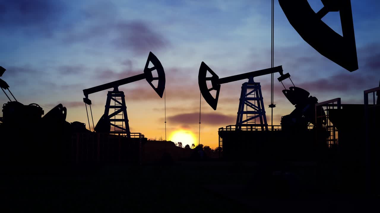bomba de petróleo, equipos de la industria petrolera, perforaciones de perforación silueta del campo petrolífero al atardecer con un cielo dramático