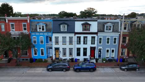 Coloridas-Casas-En-Hilera-En-La-Ciudad-De-EE.UU.