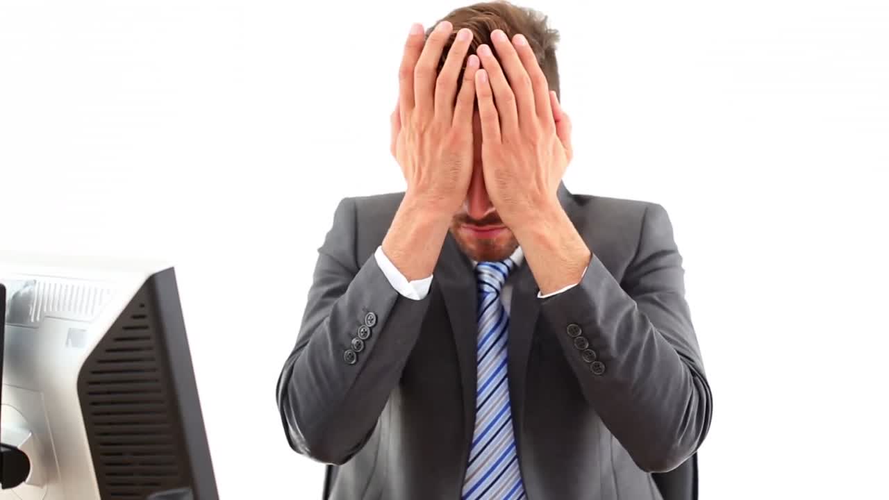 hombre de negocios ansioso en su escritorio