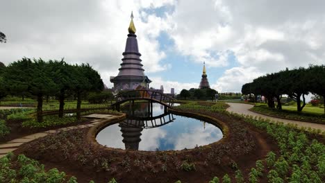 hermosos jardines con estanque en el parque nacional doi inthanon, tailandia