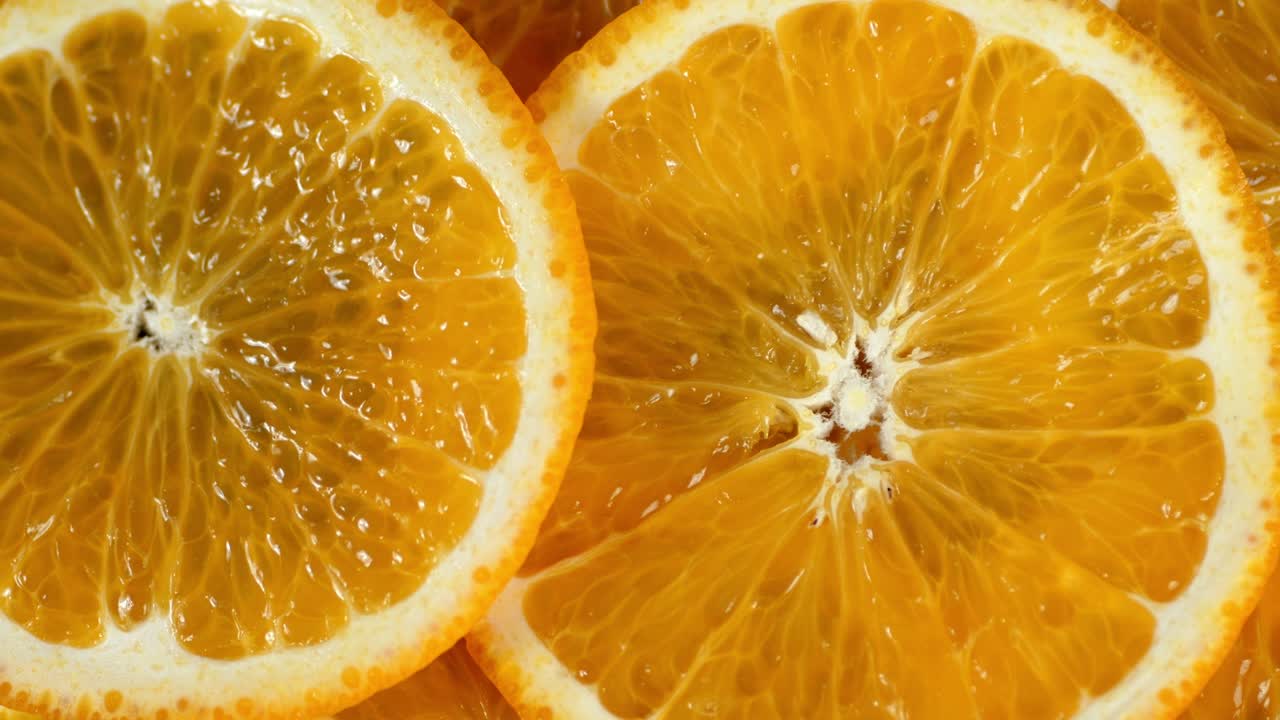 las rebanadas redondas de naranja giran lentamente.