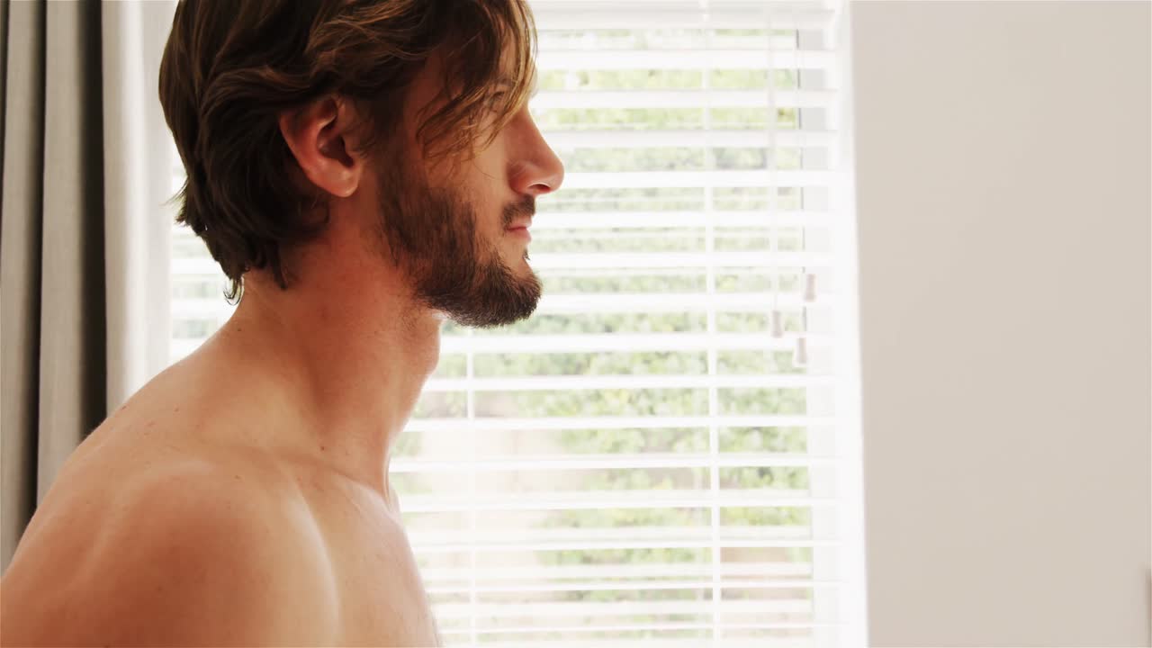 벨 을 사용 하여 운동 하는 사람