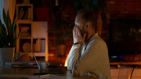 hombre trabajando hasta tarde en casa