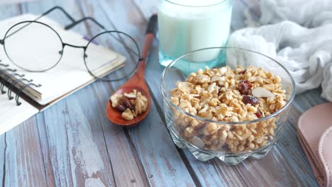 escena del desayuno con granola, leche y accesorios