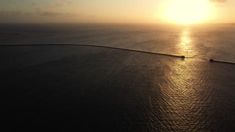 el amanecer sobre el océano