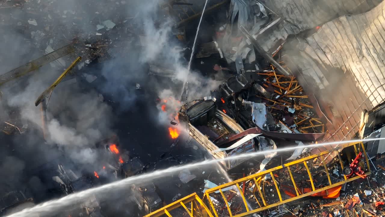 가스 누출 폭발 후 화재를 진압하는 소방관의 위에서 아래로 촬영 - 위험한 연기와 연기가 하늘로 올라갑니다.