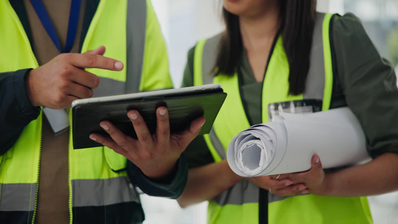 equipo de construcción que revisa los planes del proyecto