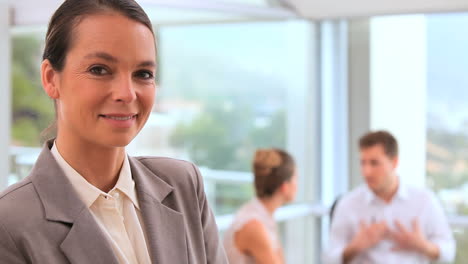 mujer de negocios de pie frente a sus colegas