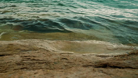 Lago-Con-Olas-Y-Grandes-Rocas---Cámara-Lenta