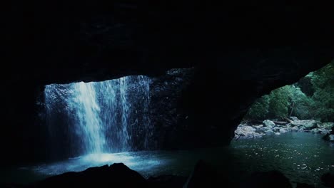 Würmer-Leuchten-In-Der-Dunkelheit-Einer-Höhle,-Durch-Die-Ein-Wasserfall-Fließt