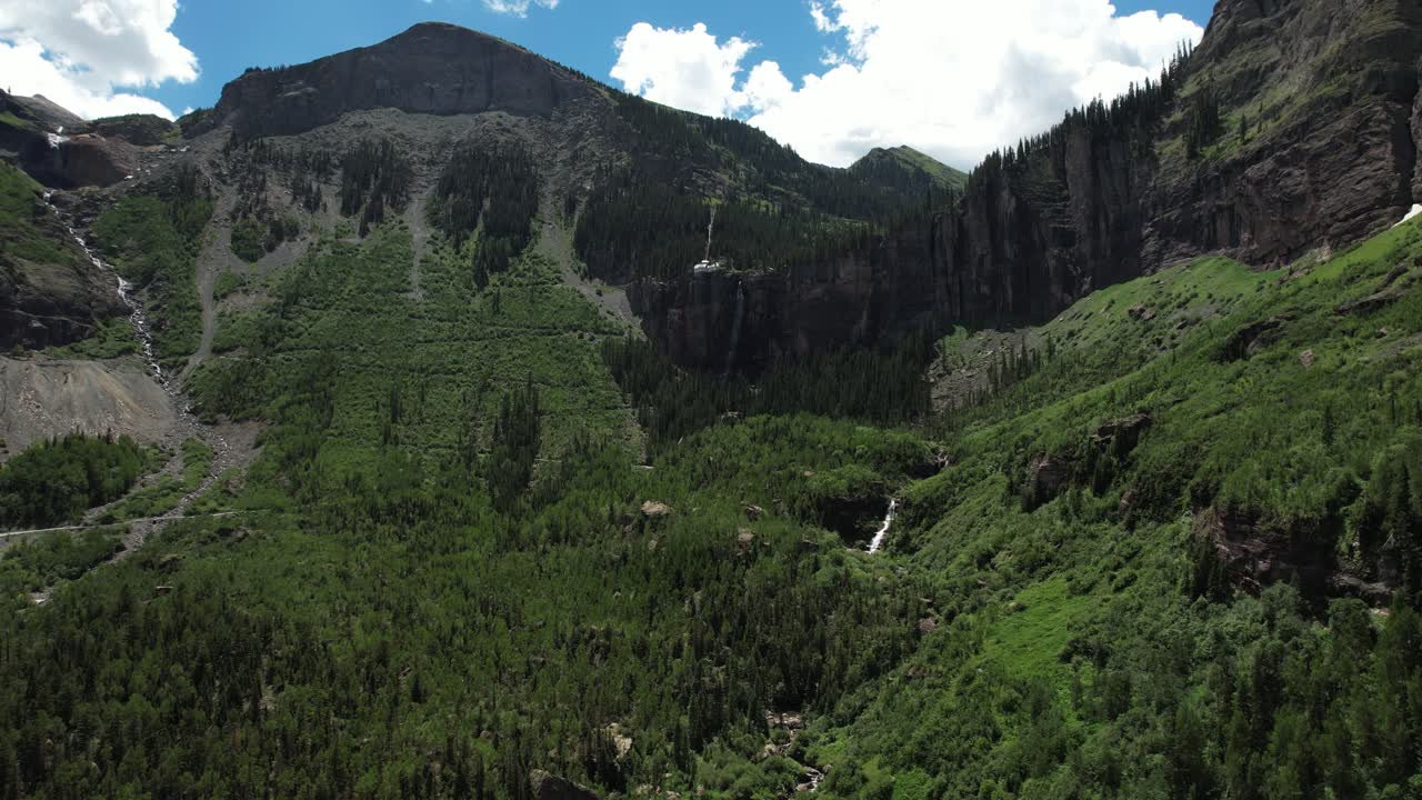 vista aérea del increíble paisaje y el valle sobre telluride colorado usa, bridal veil falls y escarpados acantilados