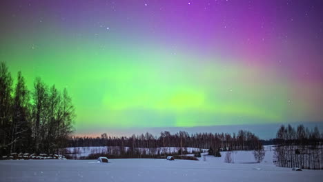 Wunderschöne,-Magische-Aufnahmen-Der-Grünen-Tanzenden-Nordlichter-Vor-Einem-Violetten-Himmel