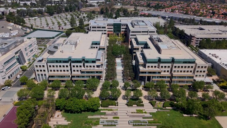 Drone se afastando de um edifício da Amgen revela o amplo campus de biotecnologia e instalações de pesquisa em Thousand Oaks, Califórnia