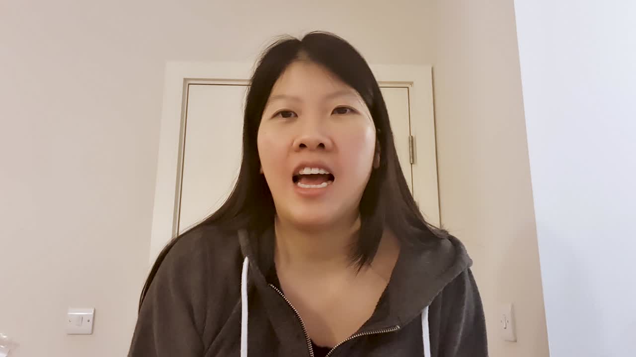 화상 통화 중 카메라에 직접 생일 축하 노래를 부르는 나이 든 학생