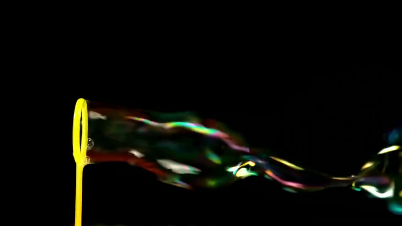 검은 바탕에 떠다니는 거품