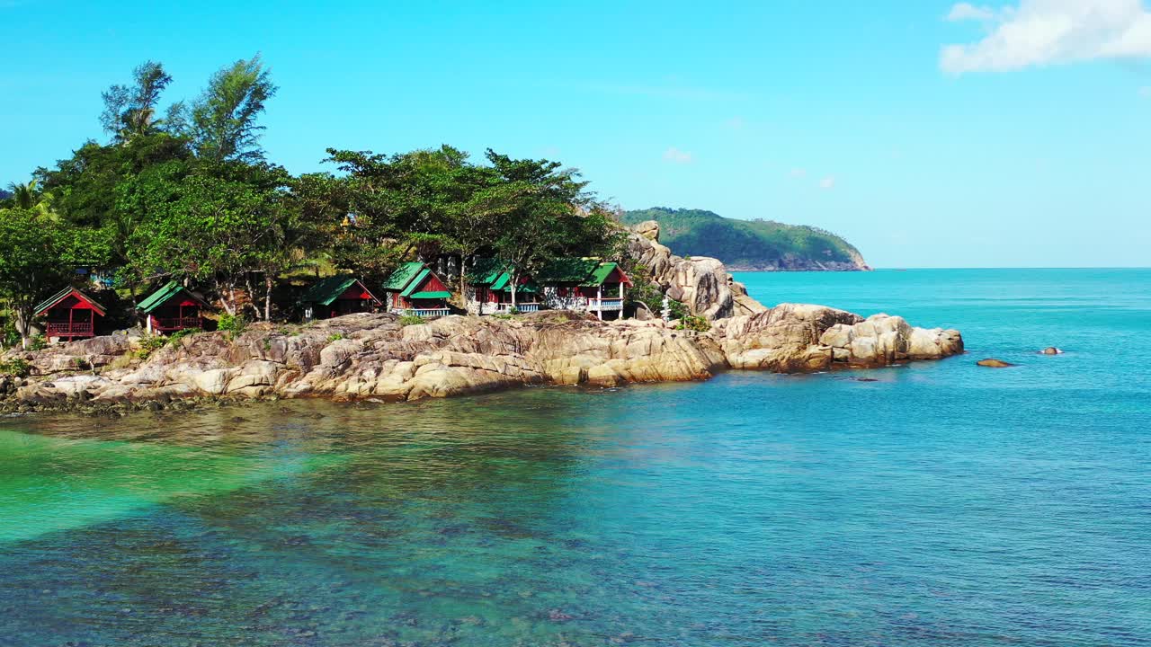 Màu sắc sống động của bờ biển đá trên đảo nhiệt đới, thảm thực vật tươi tốt và những căn nhà gỗ bãi biển với tầm nhìn toàn cảnh ra đầm phá xanh ngọc lam ở Thái Lan