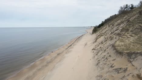 Dunas-Erosionadas-En-La-Costa-Del-Lago-Michigan-Después-De-Un-Duro-Invierno