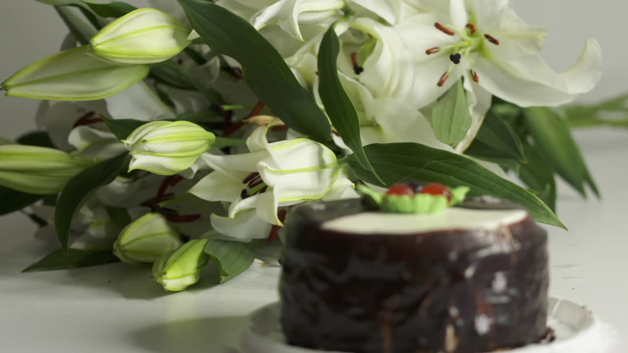 리: 꽃 조리  릴리 꽃줄과 초콜릿 케이크