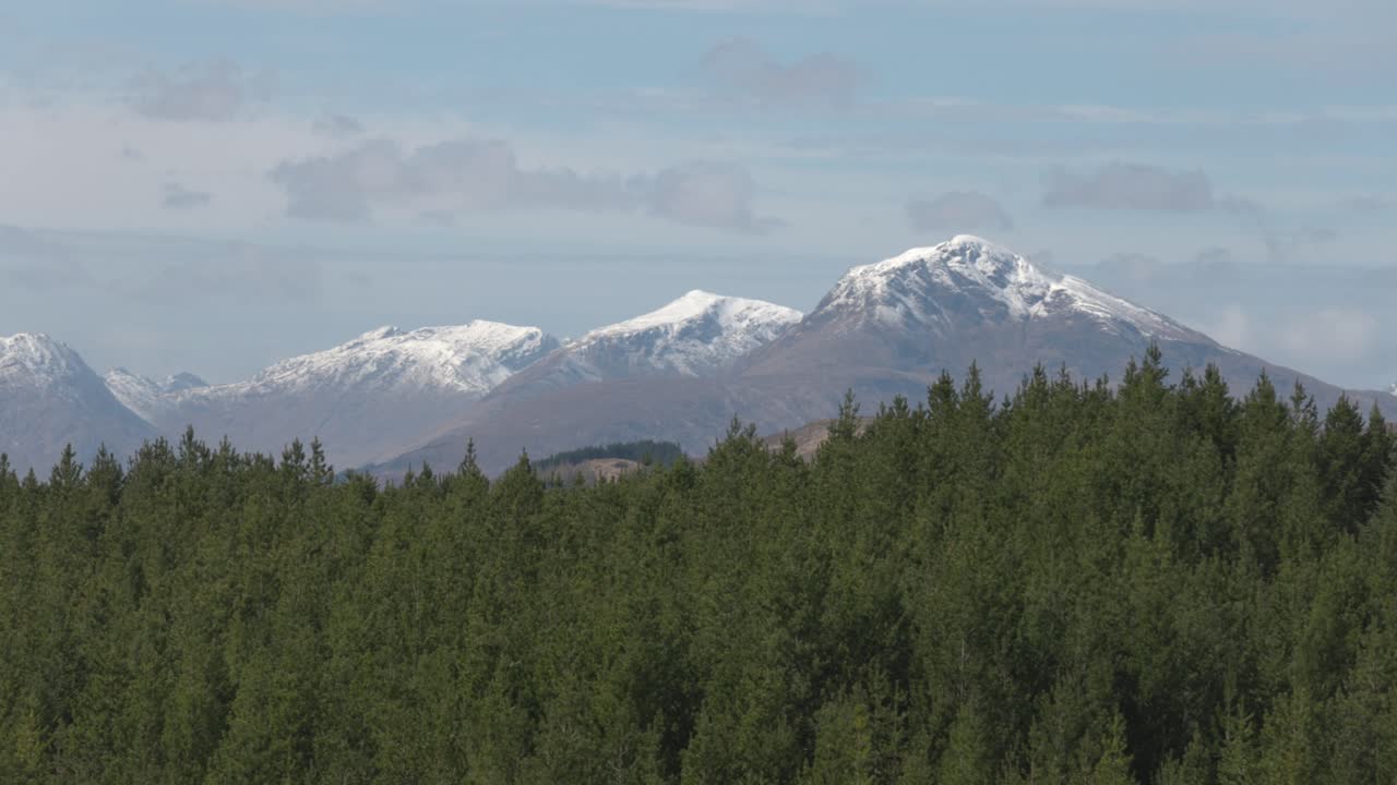 tomas lentas de las cimas de las montañas cubiertas de nieve en las tierras altas de escocia
