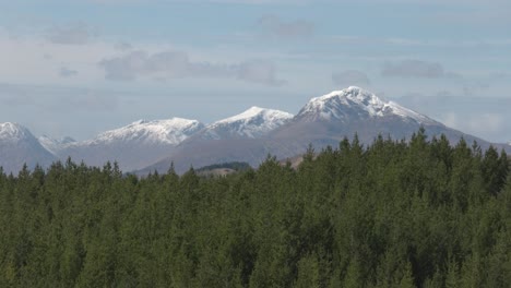 Langsame-Schwenkaufnahme-Von-Schneebedeckten-Berggipfeln-Im-Schottischen-Hochland