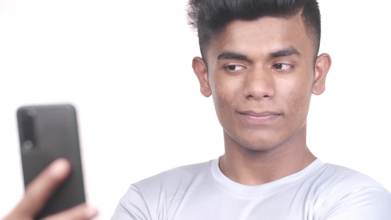 스마트폰을 보는 젊은 남자