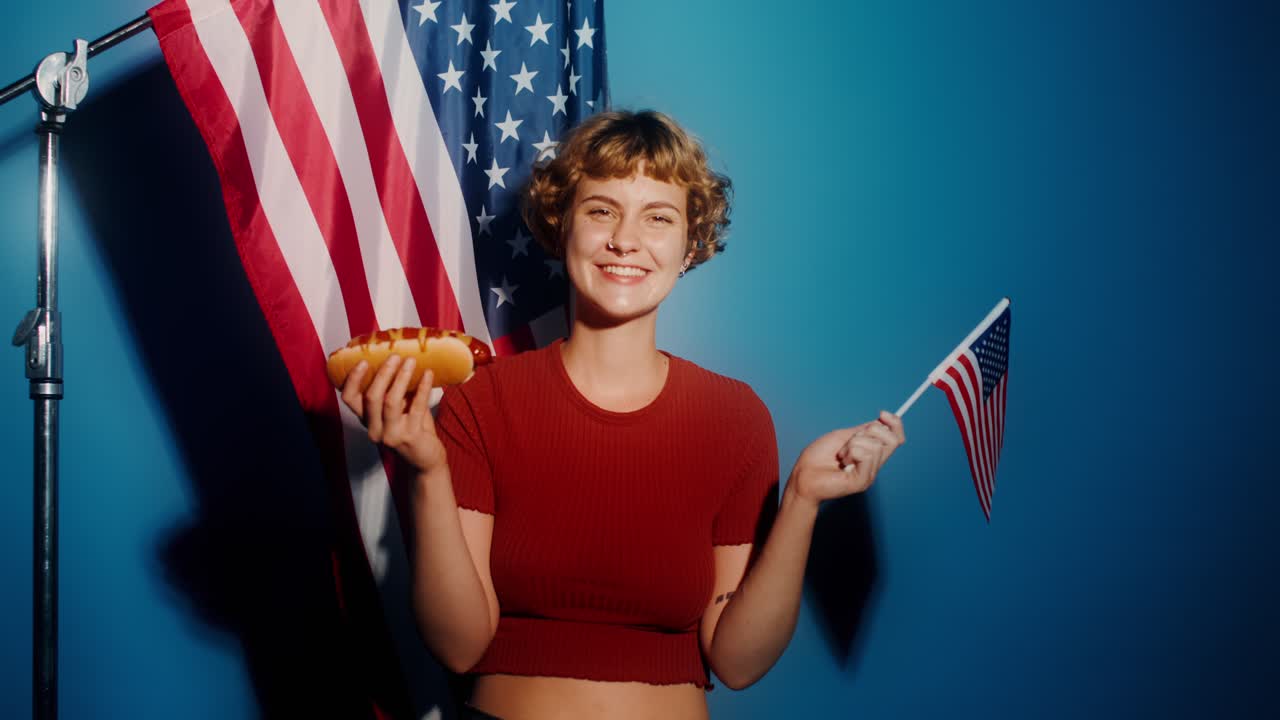 핫도그와 미국 발을 들고 있는 여자