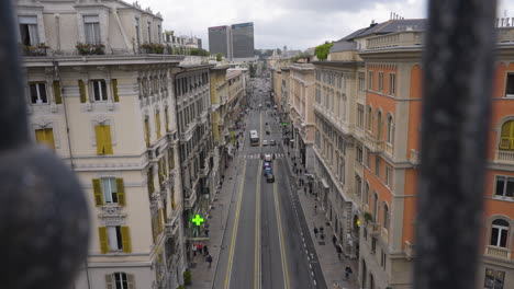 blick auf eine malerische straße mit renaissance- und barockarchitektur, genua