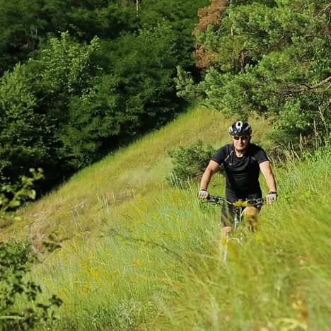 hombre montado en bicicleta