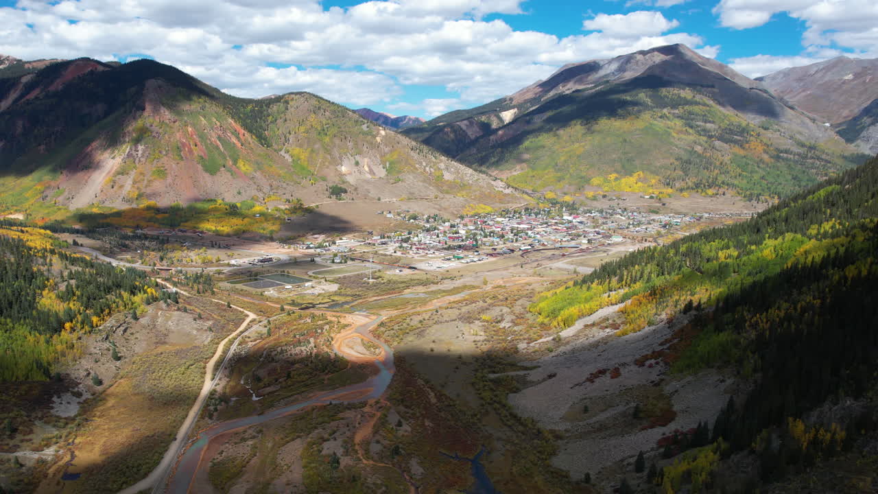 vista aérea de silverton, colorado, estados unidos, ciudad histórica en el valle bajo las montañas de san juan en un soleado día de otoño