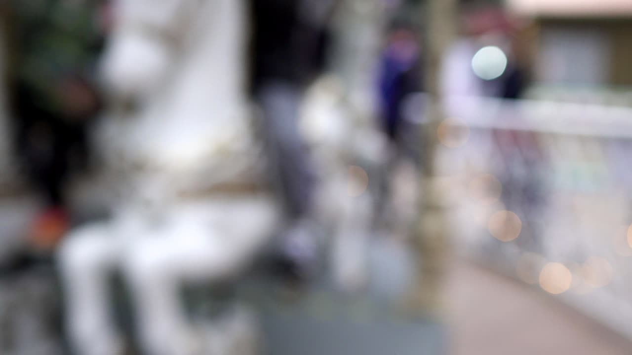 놀이 공원에서 회전하는 카루셀: 초점 밖, 주체는 왼쪽에 있습니다.