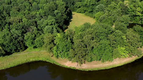 Drohnenaufnahmen-über-Dodson&#39;s-Lake-In-Liberty,-NC