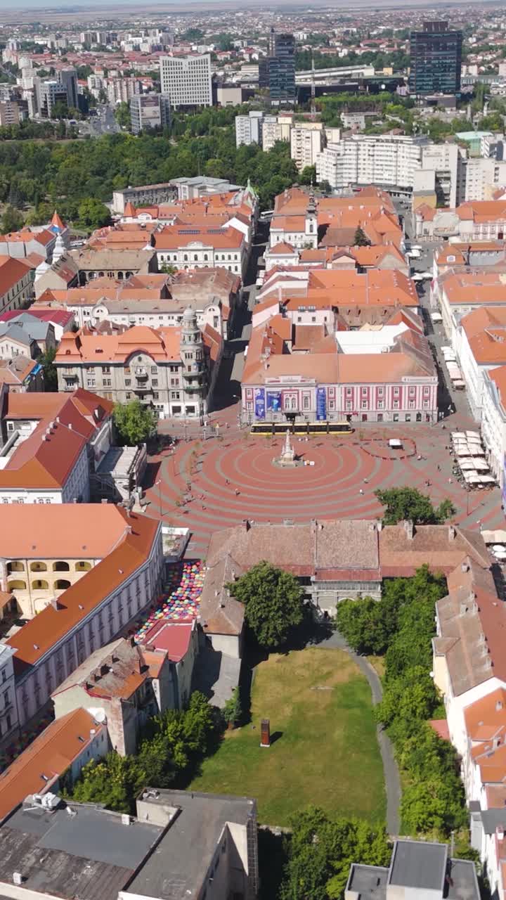 Drone aereo verticale che riprende Piazza della Libertà nel centro storico di Timișoara, Romania