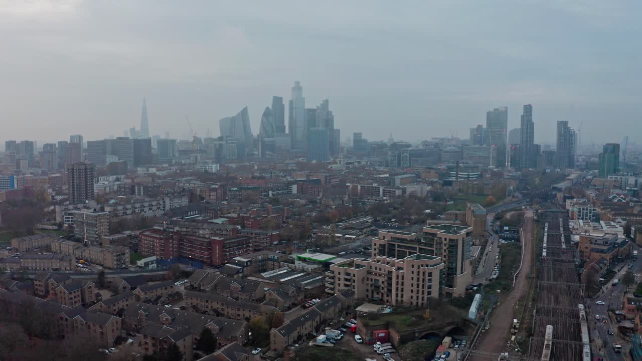 지상 철도를 통해 중앙 런던 스카이라인의 돌리 백 드론 샷