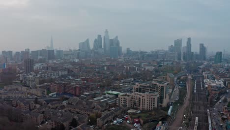 Dolly-Back-Drohnenaufnahme-Der-Skyline-Von-Central-London-über-Oberirdische-Eisenbahnlinien