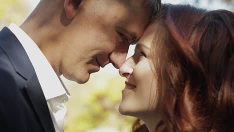 Novio-Con-Novia-En-El-Parque-Forestal.-Pareja-De-Boda.-Familia-Feliz