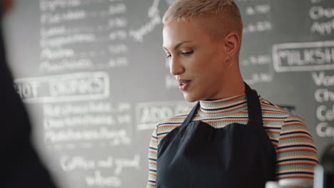 barista feliz mujer sirviendo al cliente haciendo el pago usando reloj inteligente comprando café gastando dinero en la cafetería