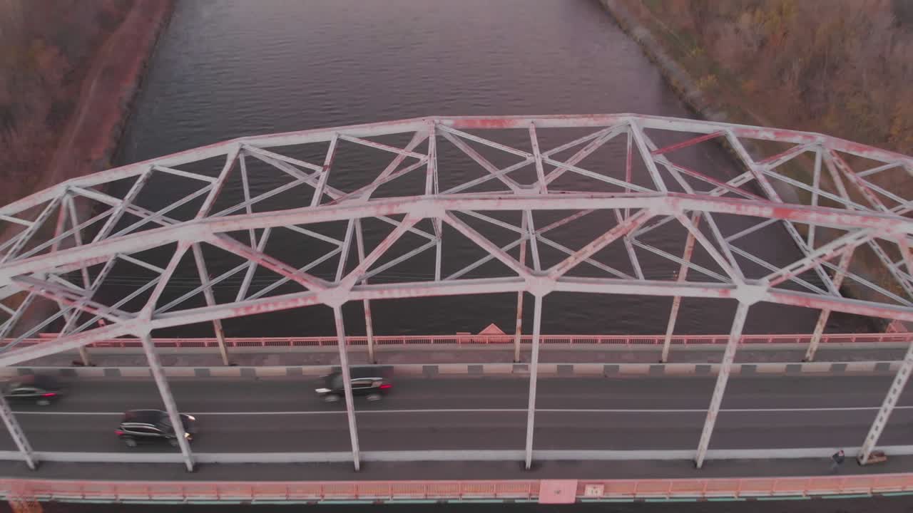 트래픽과 함께 강 다리 상단 뷰 가을 숲 크