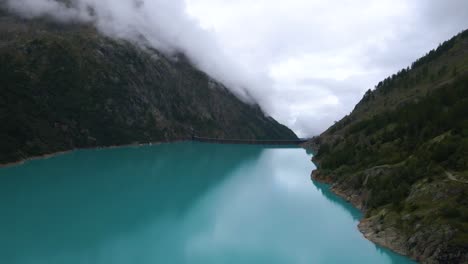 Drohnenschuss-Fliegt-über-Den-Stausee-Place-Moulin-In-Der-Provinz-Aosta-In-Italien