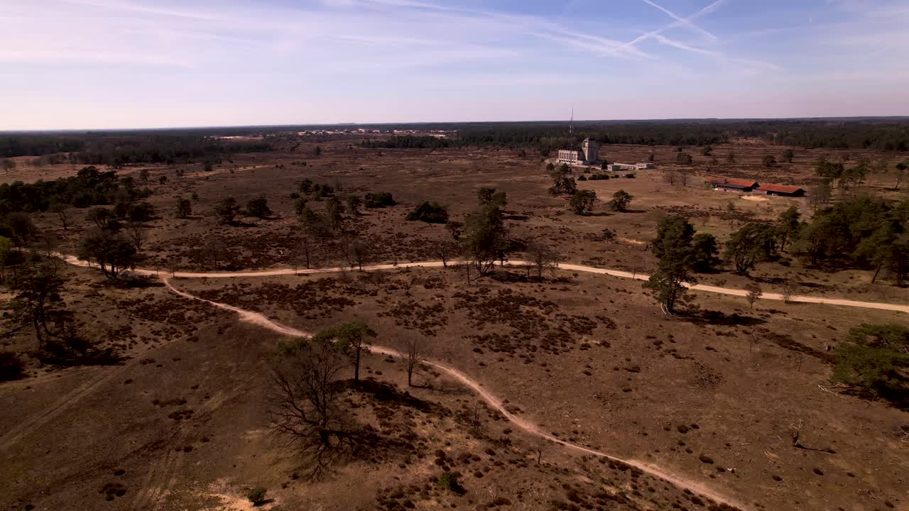 brezo que rodea el antiguo centro de comunicación y transmisión de radio kootwijk en el típico paisaje de páramos aéreos holandeses