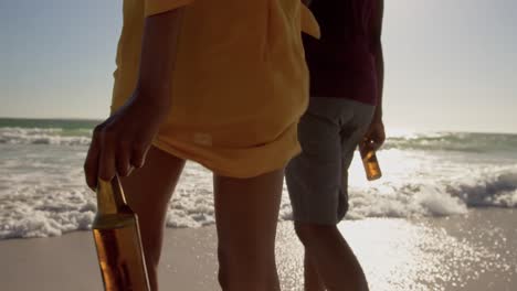 Pareja-Caminando-Juntos-En-La-Playa-4k