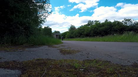 Männer-Auf-Fahrrädern,-Die-Auf-Der-Straße-über-Die-Europäische-Landschaft-Fahren